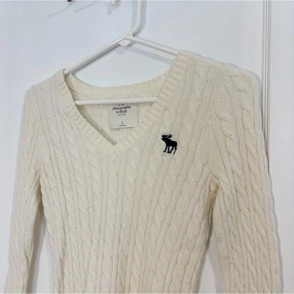 Abercrombie & Fitch cable knit vneck sweater - Picture 2 of 13